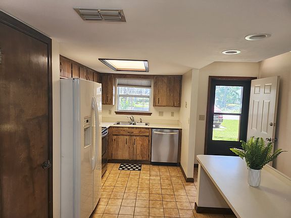 Open Floor plan, plenty space to cook!