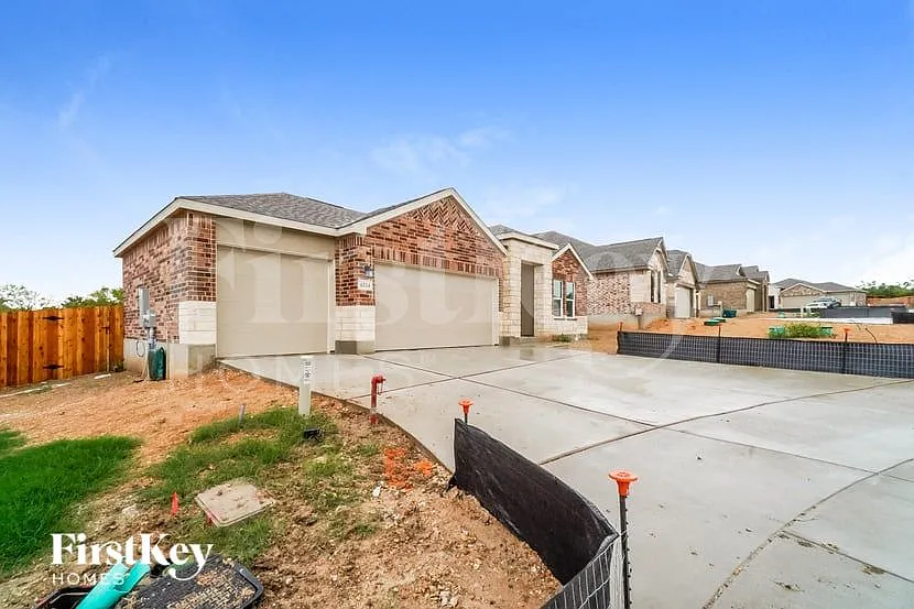 4 bed, 3.0 bath, 2359 sqft, $2,260 — Photo 2