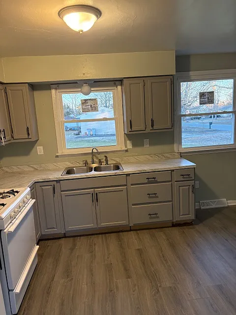 3 bed, 960 sqft, $2,100 — Photo 3