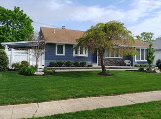 19 Eagle Ln, Farmingdale, NY 11735