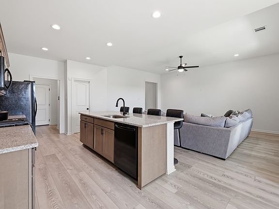 4th image of 195 Pond Dr