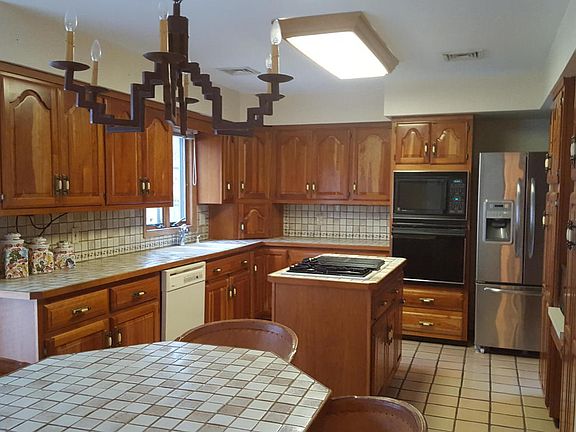 4th image of 720 McCormick Dr