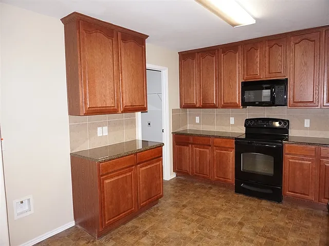 429 Grant Ln — Photo 2