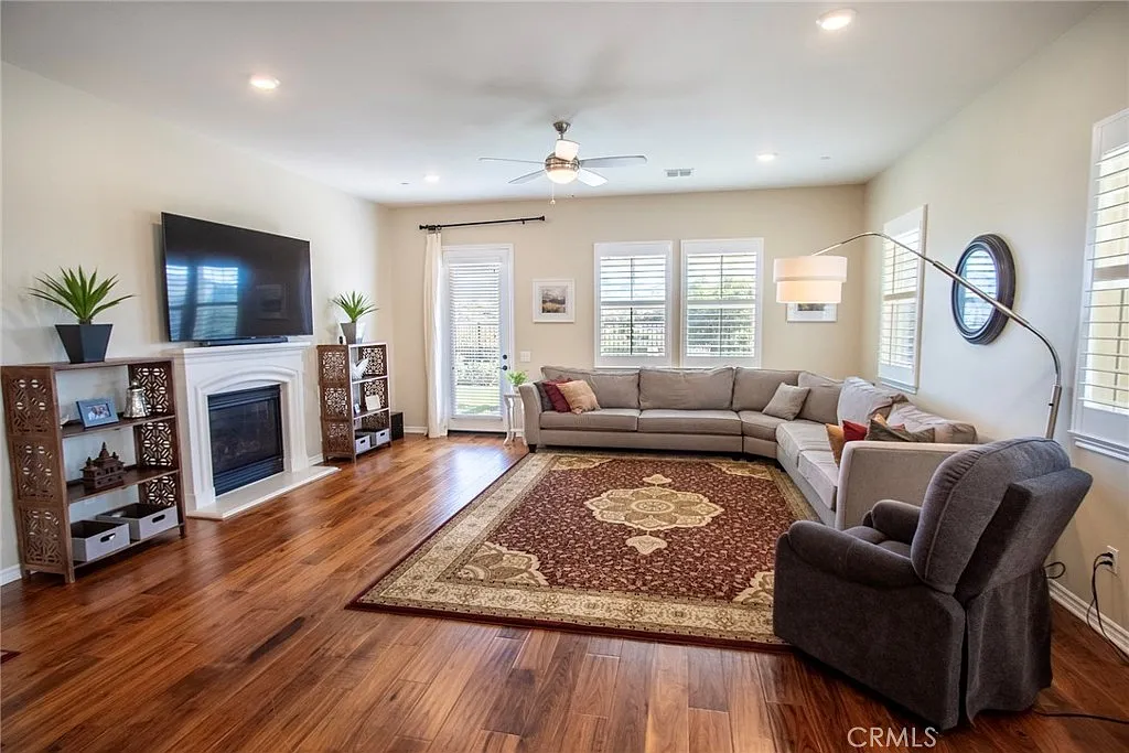 5 bed, 4.5 bath, 4232 sqft, $6,450 — Photo 3