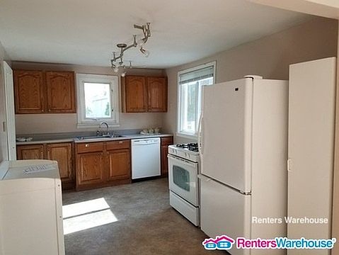 3rd image of 126 Arion St W