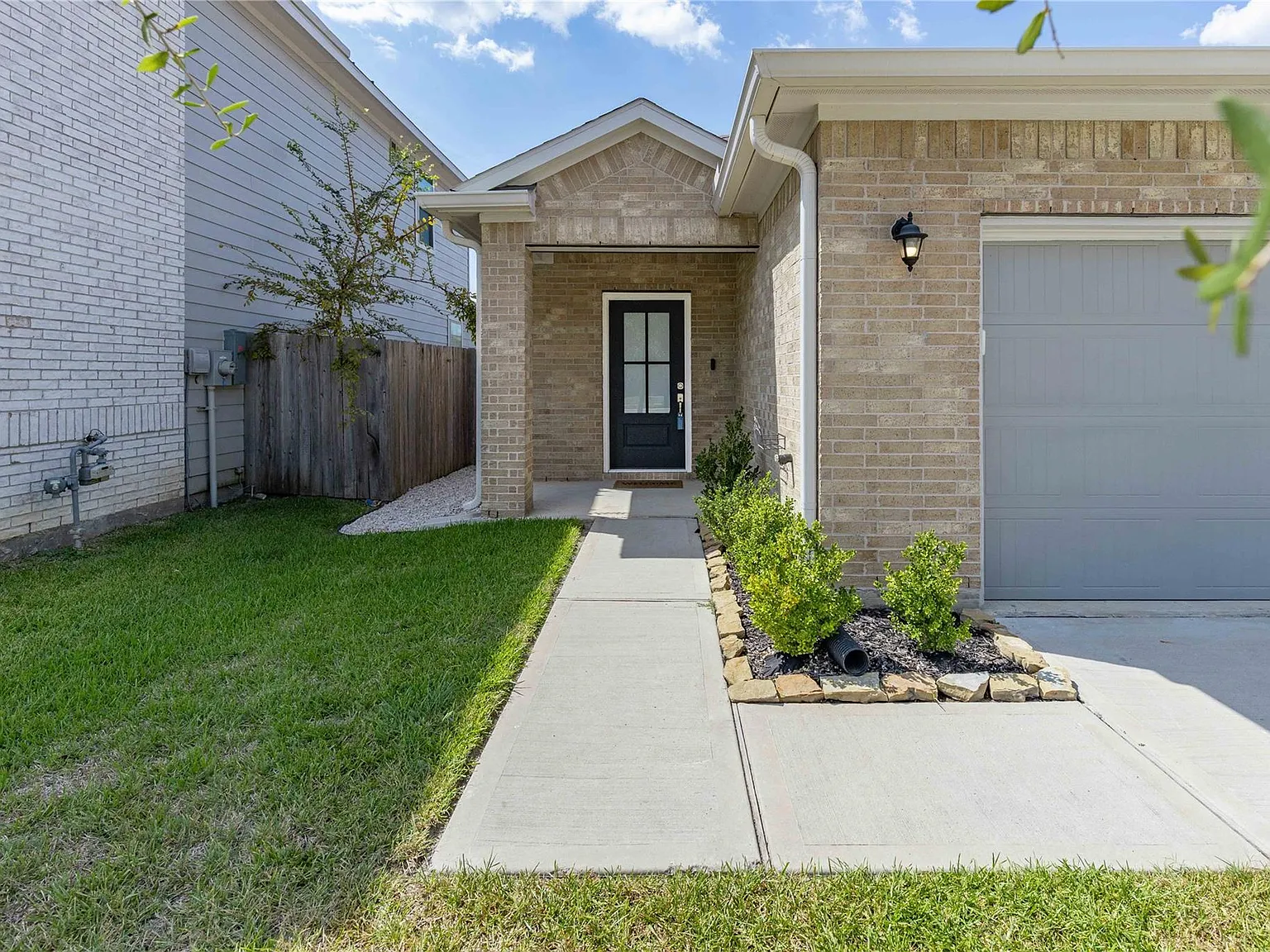 4 bed, 2.0 bath, 1605 sqft, $2,150 — Photo 2