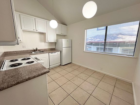 5th image of 2518 Capitol Ave APT 2