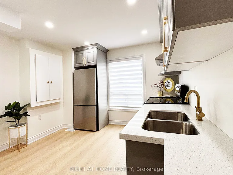 11 Holton Ave N #UPPER — Photo 11