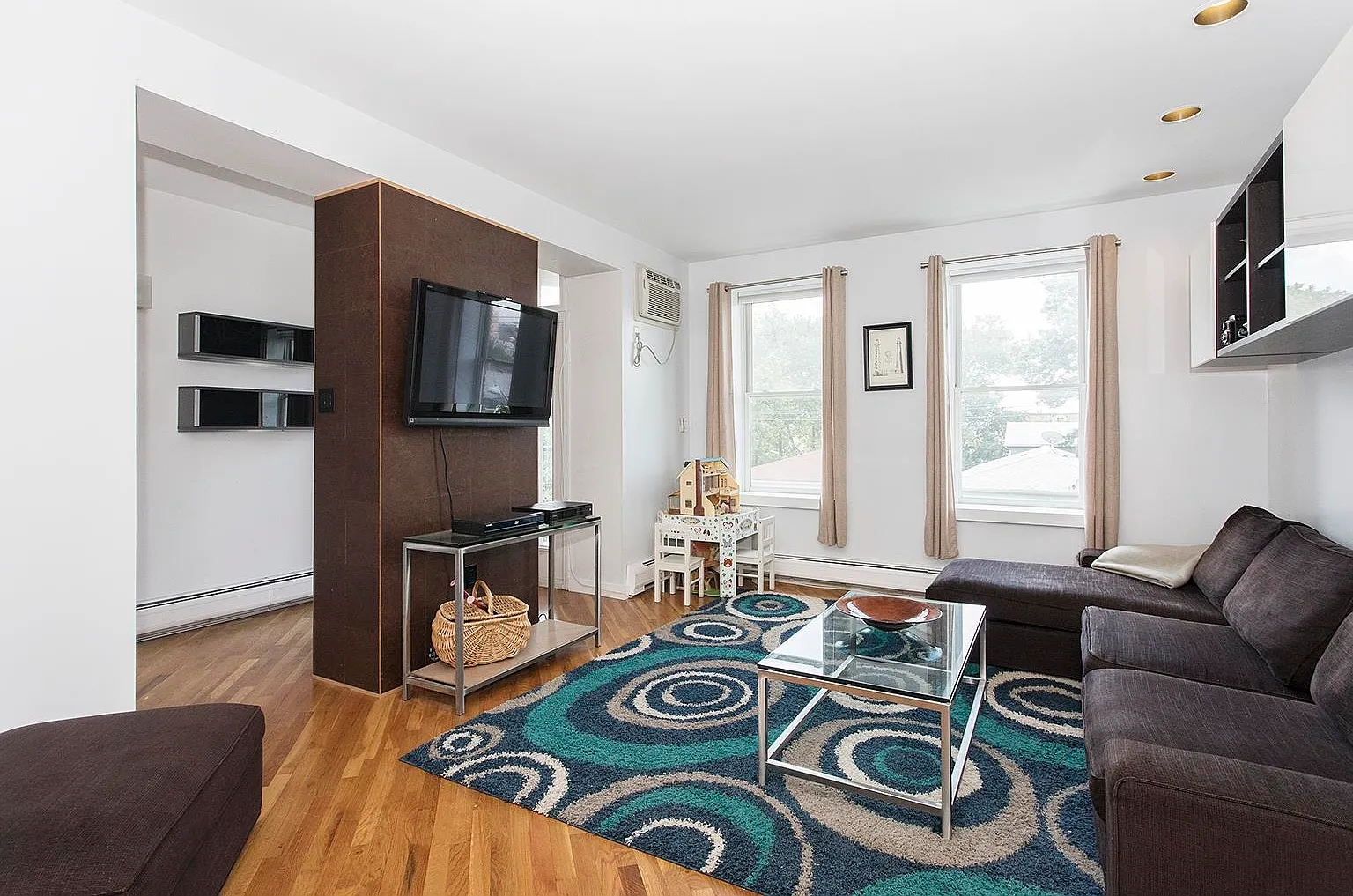 54 Magnolia — Photo 2