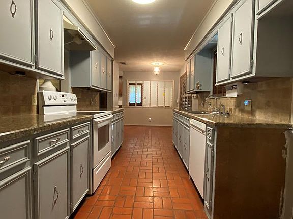 3rd image of 815 Bradley Dr