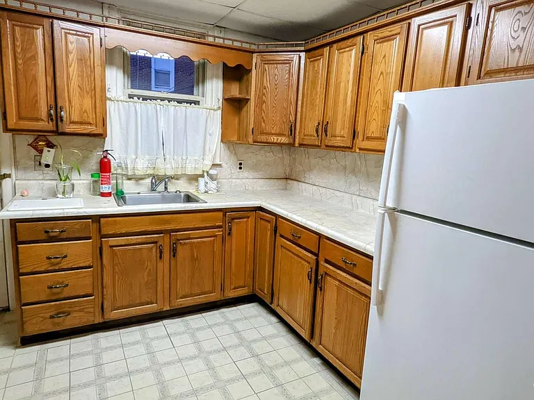 103 W Spencer St — Photo 4