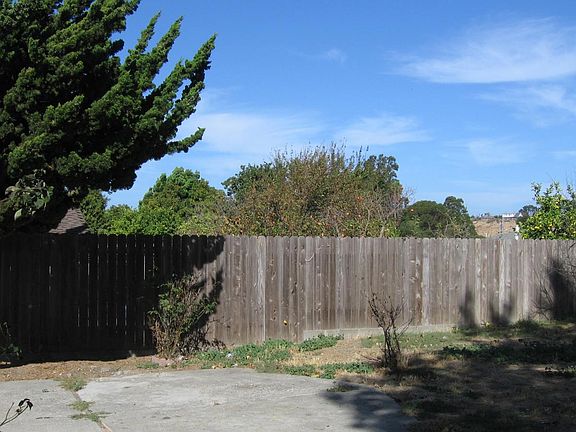 4th image of 2710 Magee Ave