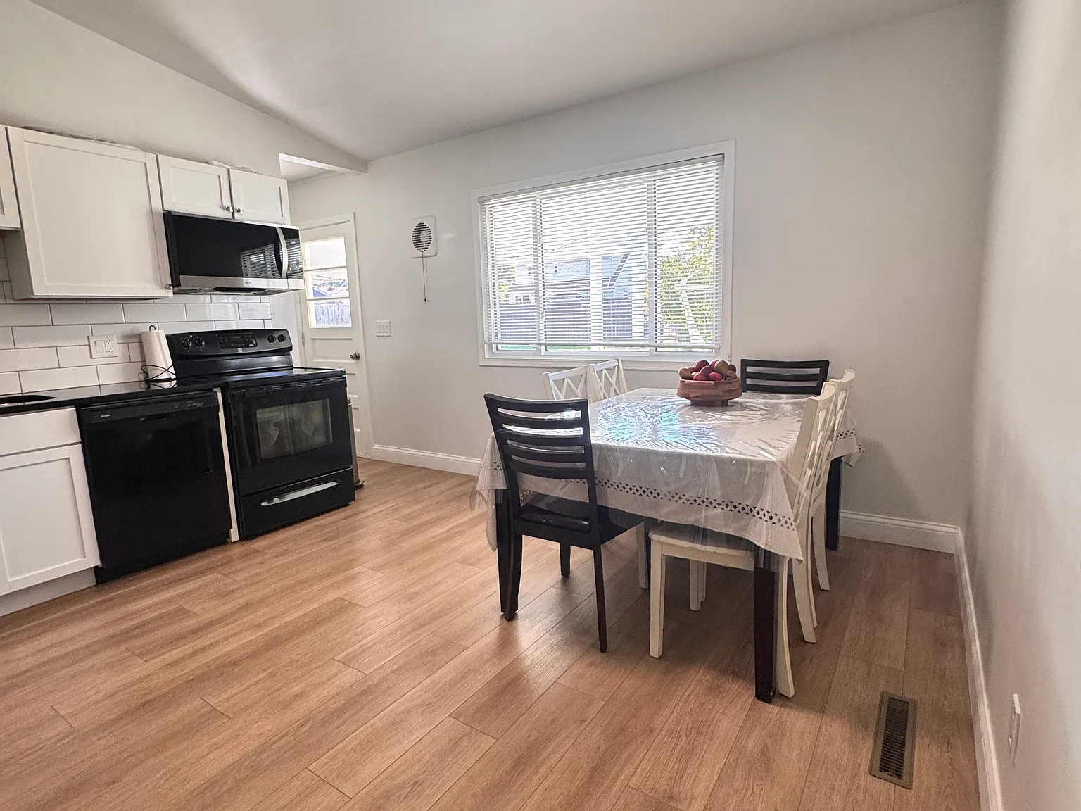3 bed, 1.5 bath, 1107 sqft, $1,800 — Photo 4
