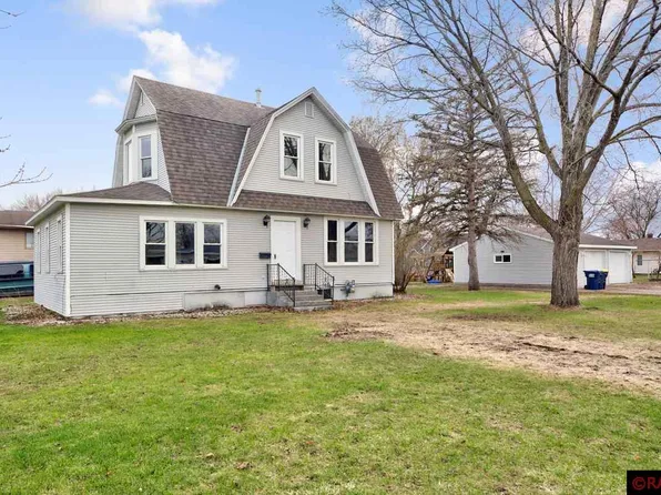 225 E Park St, Belle Plaine, MN 56011