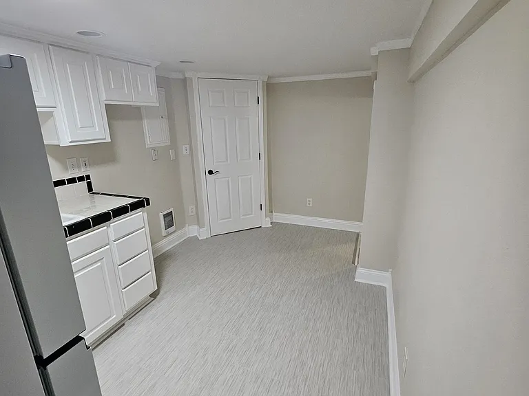 27 Avenue Ln #B — Photo 5