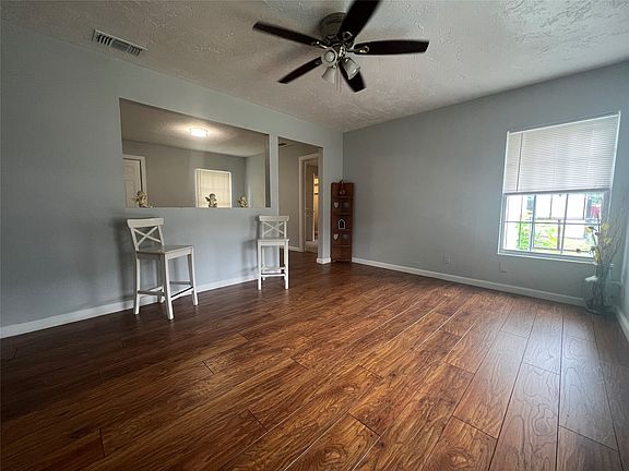 4th image of 2722 Locust Ave