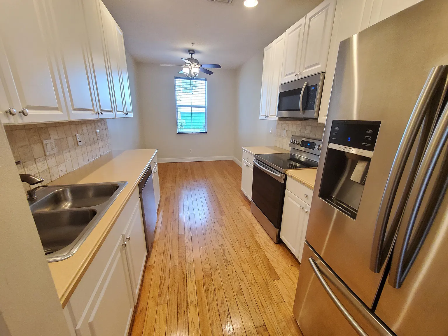 3 bed, 2.5 bath, 1290 sqft, $3,400 — Photo 3