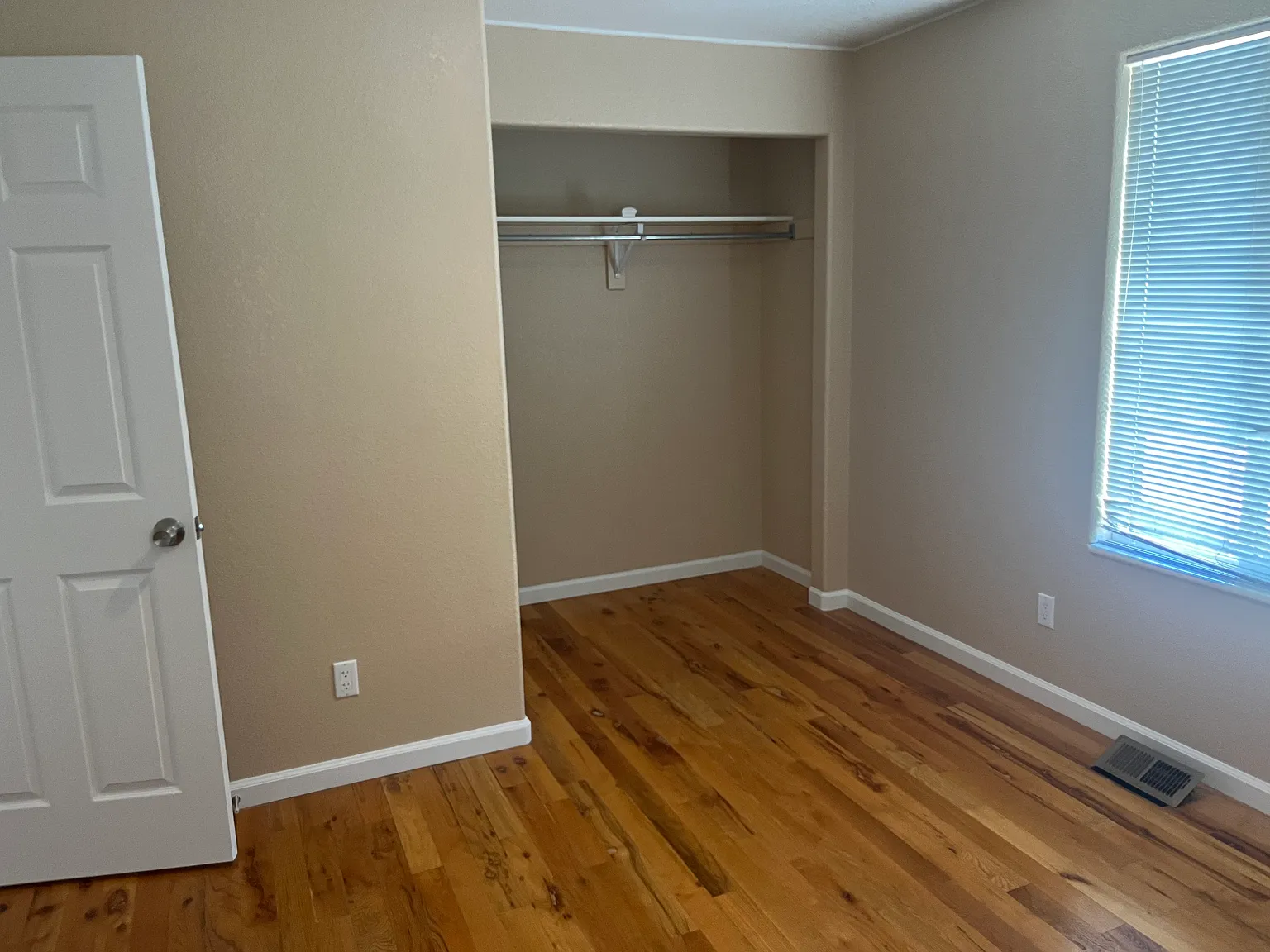 3 bed, 900 sqft, $1,885 — Photo 4