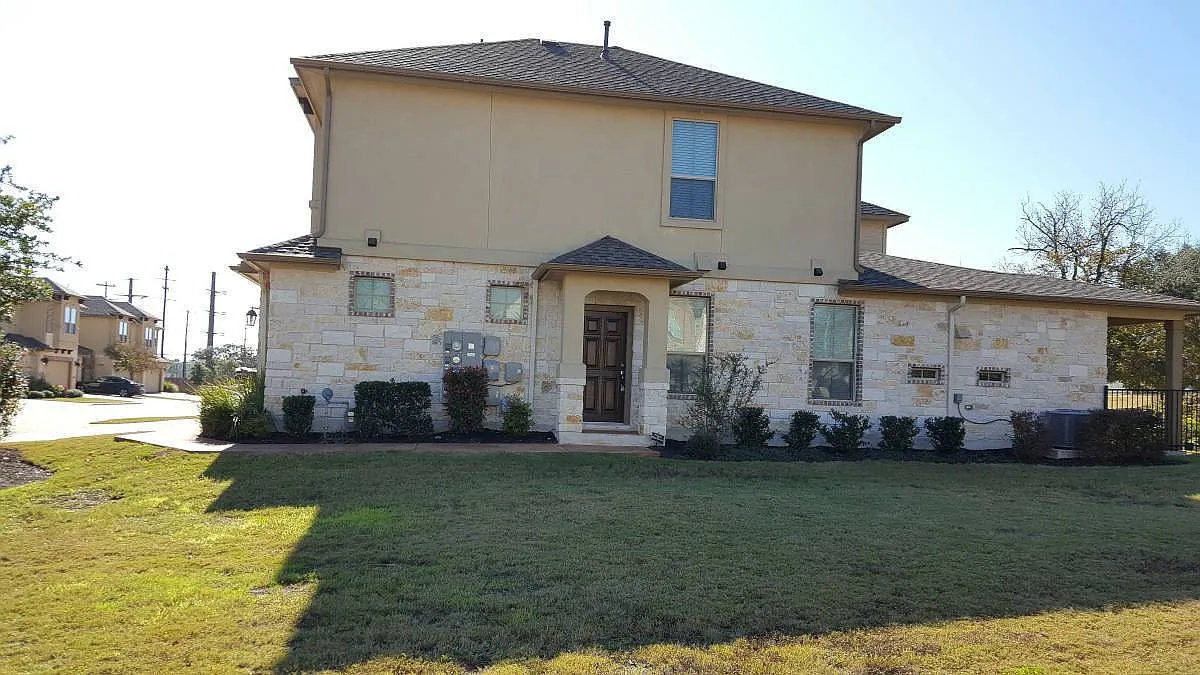 House For Rent — Photo 2
