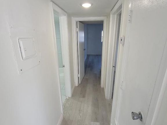 5th image of 224 SE 9th Ave