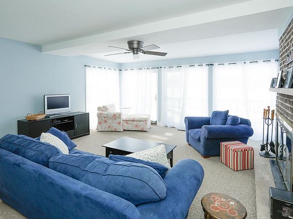 19381 Lakeshore Dr-105