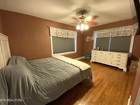 5th image of 704 Sunset Dr