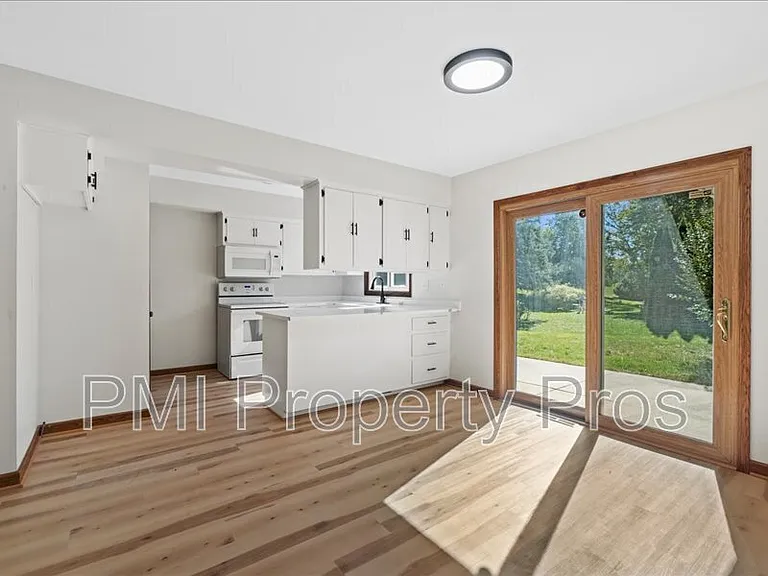 8148 S 88th St — Photo 6