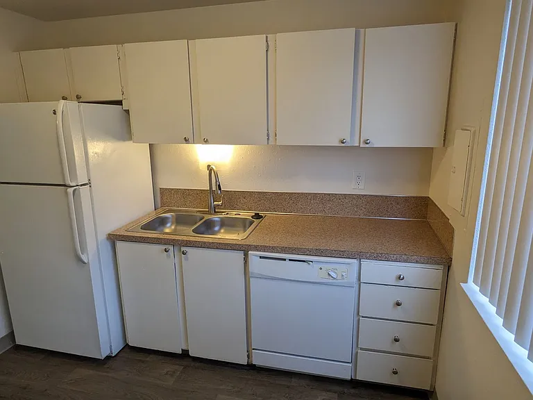 Royal Crest Townhomes — Photo 91