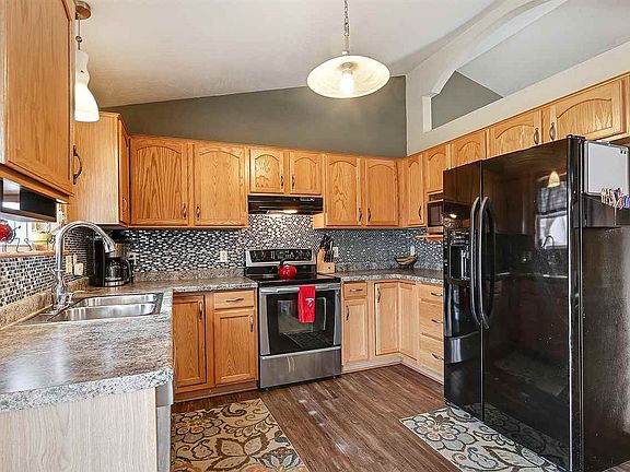 Kitchen offers a complete appliane package and a gorgeous glass tile backsplash.