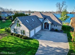 2486 Cranewood Dr, Fenton, MI 48430