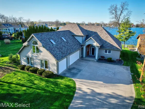 2486 Cranewood Dr, Fenton, MI 48430