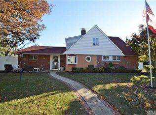 45 Potter Ln, Levittown, NY 11756