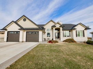 15 Chinook Hts S, Lethbridge, AB T1K 6T6