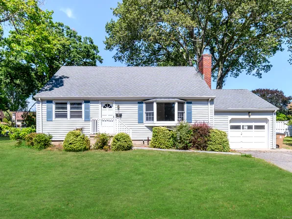 15 Wascussee Lane East, Stamford, CT 06902