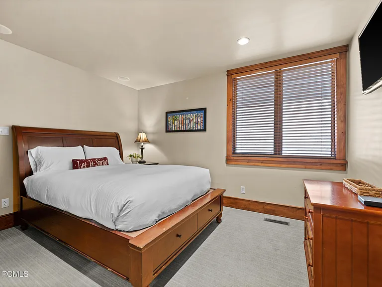 320 Woodside Ave — Photo 18
