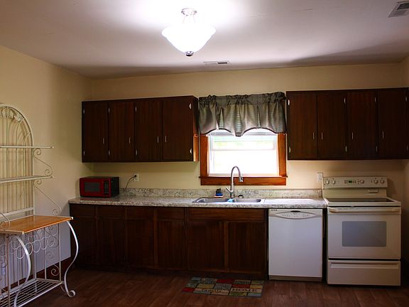 5th image of 904 Blue Springs Rd