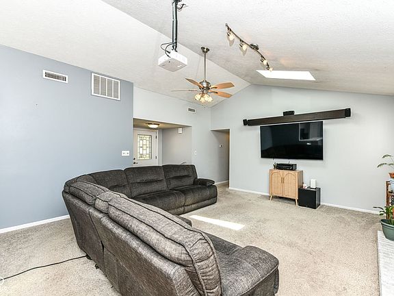 4th image of 9422 Champton Dr