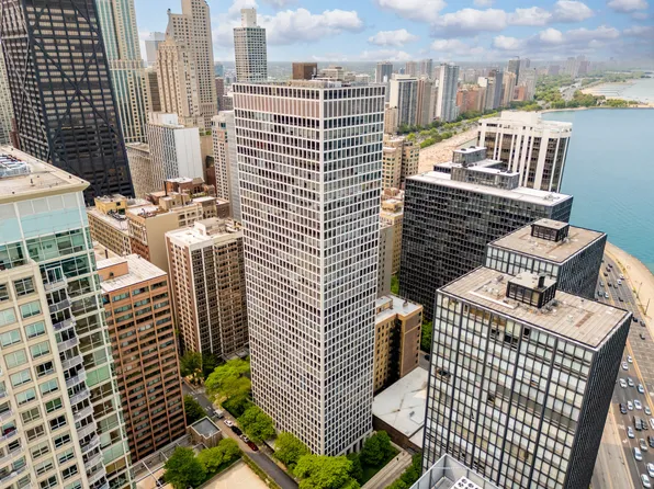 260 E Chestnut St APT 3202, Chicago, IL 60611