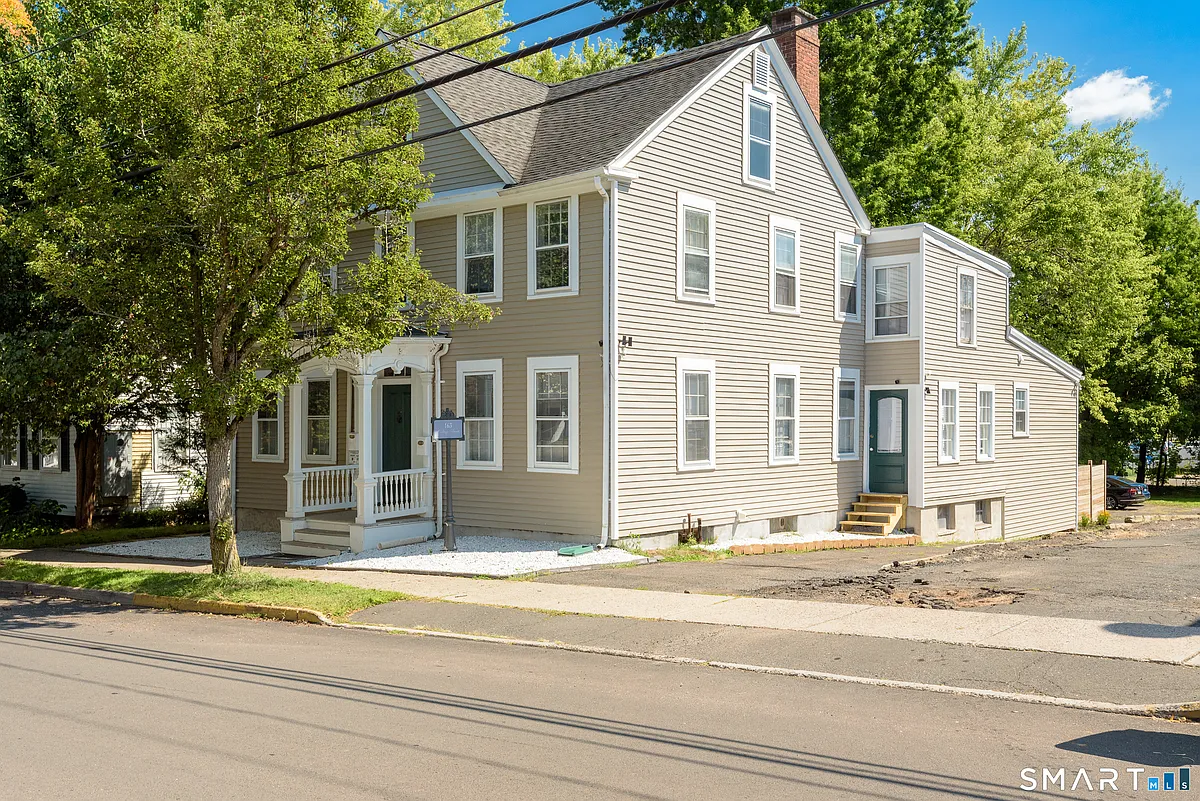 Building Photo - 163 College St #2