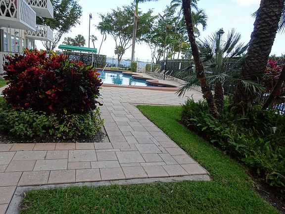 3rd image of 1430 Brickell Bay Dr APT 807