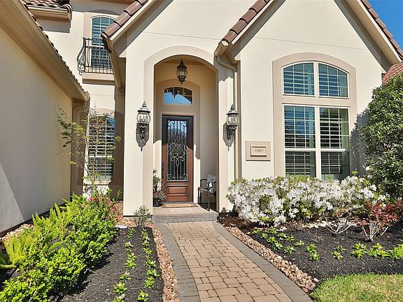 Spring has sprung and things are just blooming. Covered porch, mahogany door with tempered and textured glass lets the light in, but gives you your privacy. All windows are double paned and energy efficient. Entryway has such personality with the cur