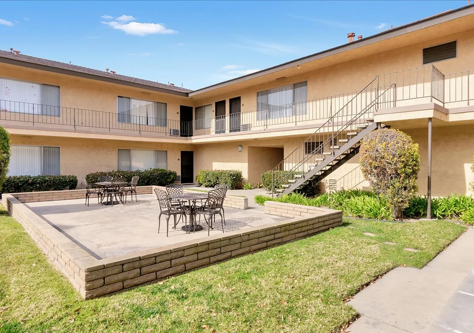 LA GRANADA APARTMENTS — Photo 2