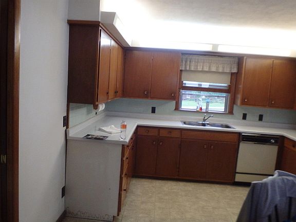 4th image of 108 N East St