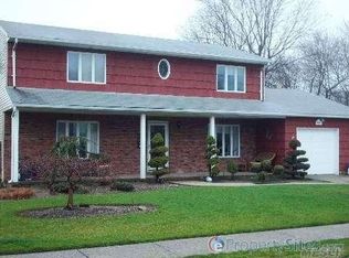 12 Jacqueline Ct, West Babylon, NY 11704