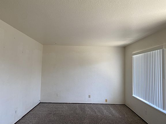 2nd image of 935 Kenwood Ave #11018009