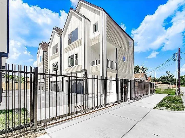 3 bed, 1.0 bath, 1343 sqft, $2,799 — Photo 3