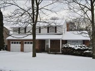 208 Westbury Dr, Coraopolis, PA