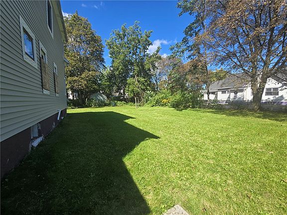 3rd image of 865 N Goodman St