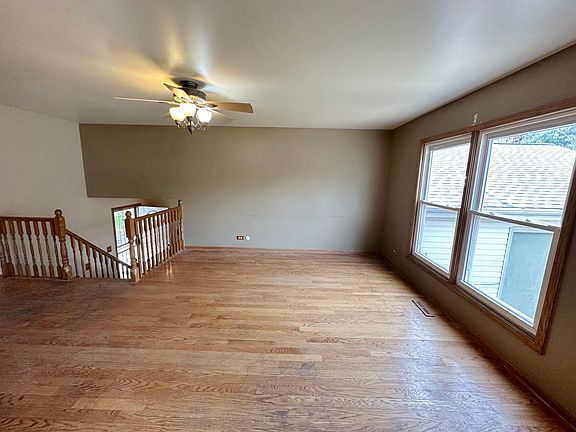 3rd image of 863 Pleasant St