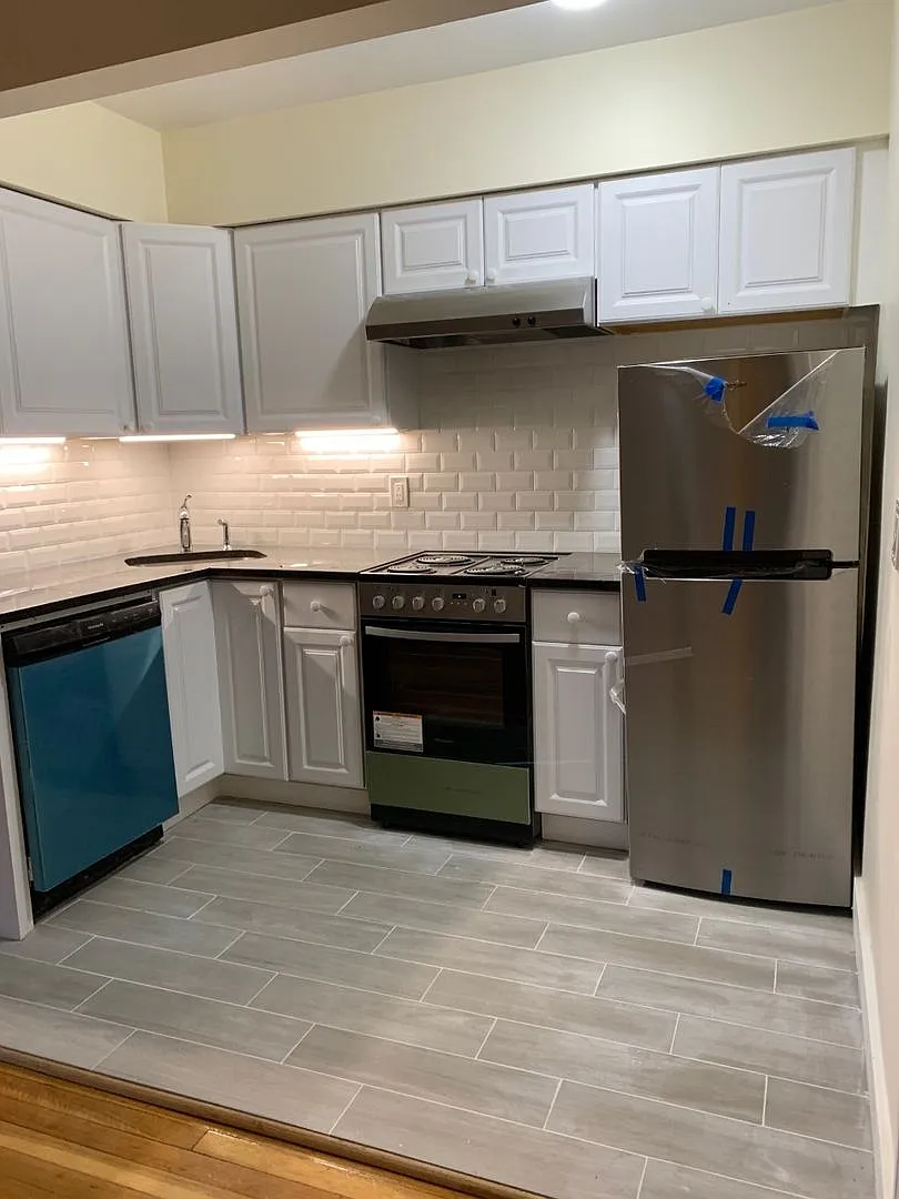 No Fee! Gorgeous Comm Ave Apt by T! Modern Appliances. Cat & Small Dog OK — Photo 2